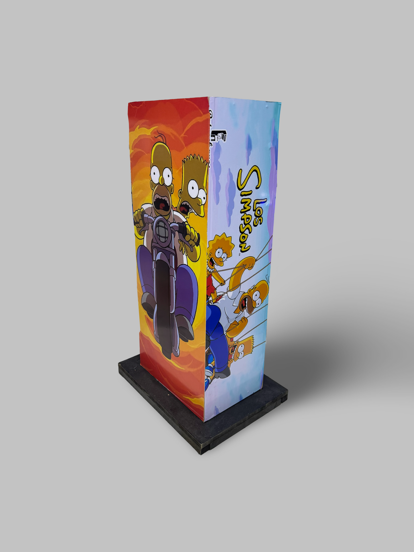 Tablero Arcade con Pedestal de Los Simpsons